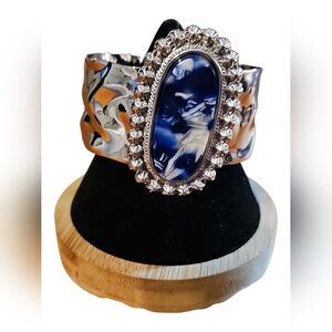 Elegant Silver and Blue Women's Braclet